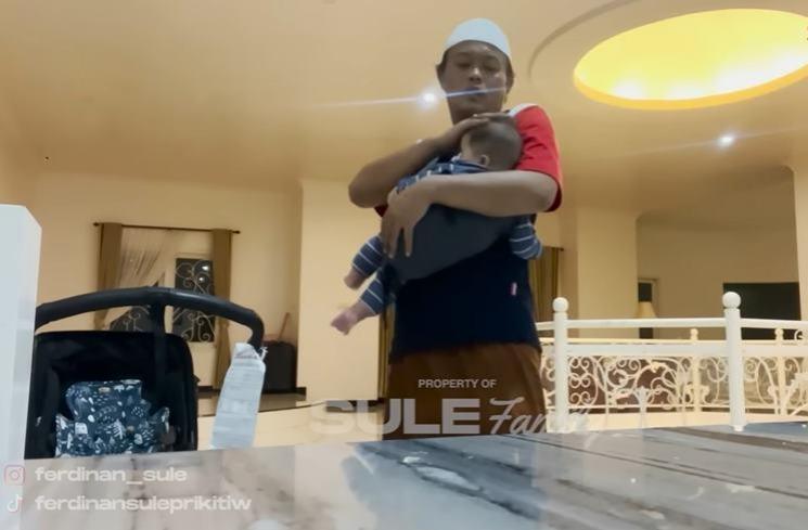 Potret Sule momong Baby Adzam. (YouTube/Sule Family)