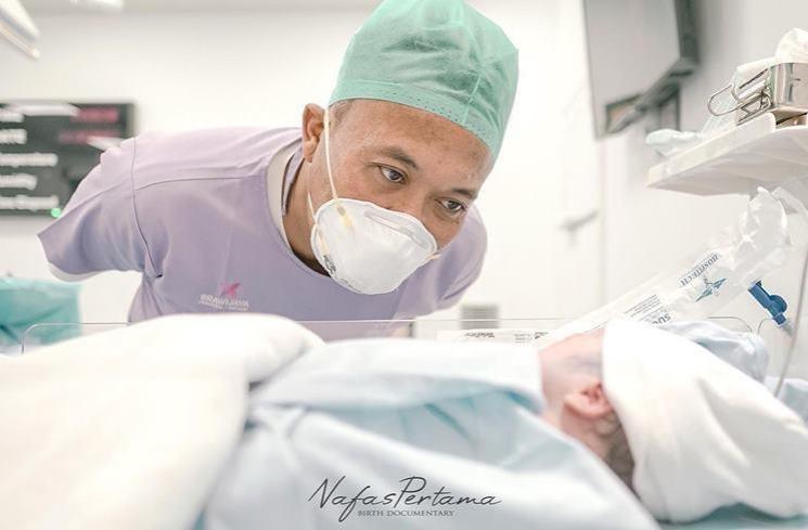 Potret Sule momong Baby Adzam. (Instagram/@ferdinan_sule)