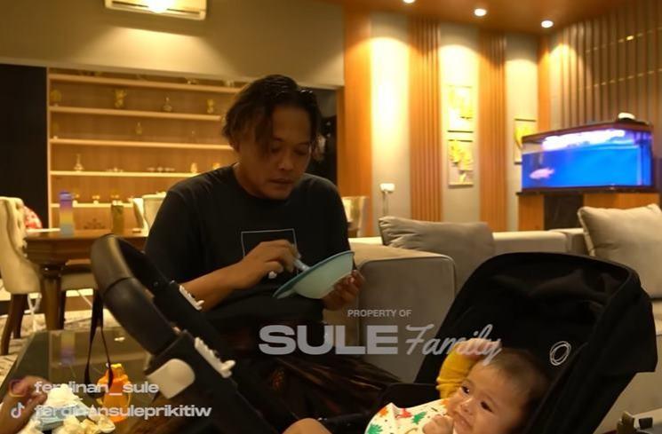 Potret Sule momong Baby Adzam. (YouTube/Sule Family)