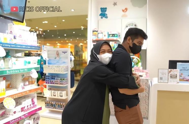 Momen Ria Ricis dan Suami Belanja Perlengkapan Bayi (YouTube Ricis Official)