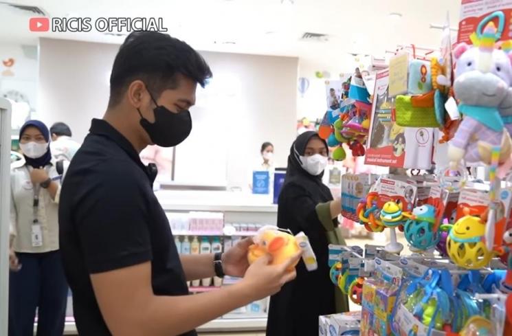 Momen Ria Ricis dan Suami Belanja Perlengkapan Bayi (YouTube Ricis Official)