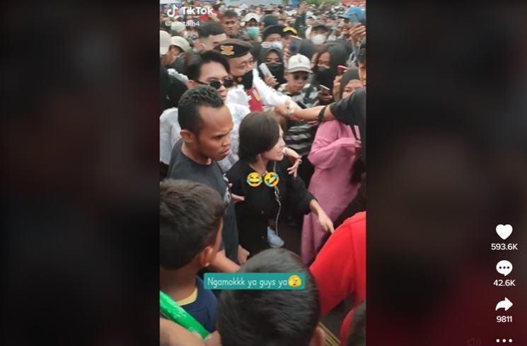 Viral Jeje Slebew kesal diajak foto. (TikTok/@cantain4)