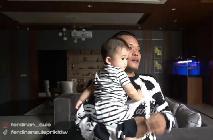 Reaksi Sule saat Adzam minta dibelikan tablet baru. (YouTube/Sule Family)
