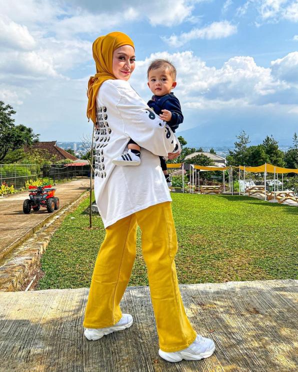 Potret Adzam Temani Nathalie Holscher Kerja (Instagram/@nathalieholscher)