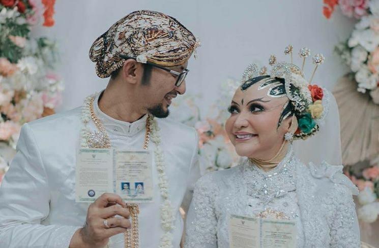 Artis menikah pakai adat Betawi (Instagram/@roro.fitria1989)