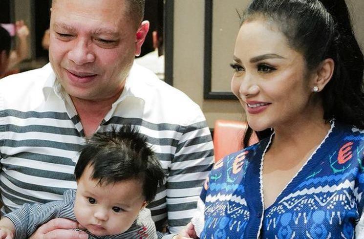 Potret Ameena Makan Malam Bareng Krisdayanti dan Raul Lemos. (Instagram/krisdayantilemos)