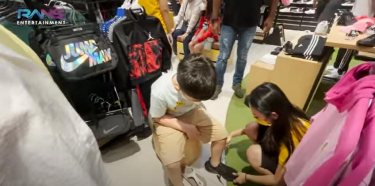 Momen Nagita Slavina Belanja Keperluan Sekolah Rafathar. (YouTube/RANS Entertainment)