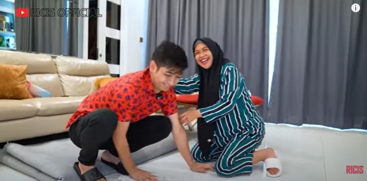 Potret Ria Ricis Ngepel Jongkok Demi Posisi Bayi. (YouTube/Ricis Official)