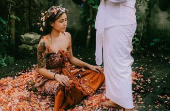 11 Artis Jalani Prosesi Melukat di Bali, Awkarin Tuai Nyinyiran