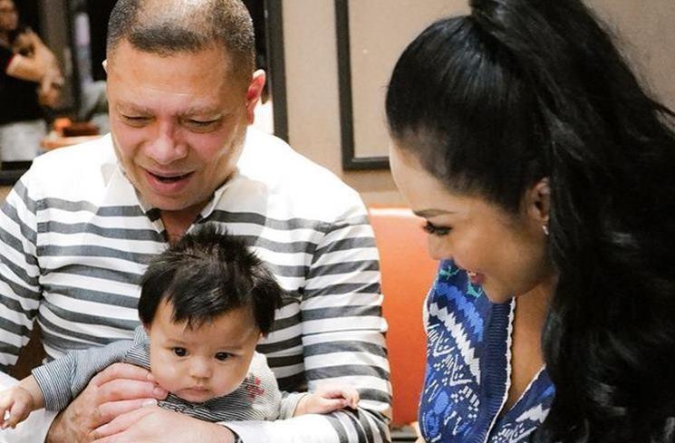 Potret Ameena Makan Malam Bareng Krisdayanti dan Raul Lemos. (Instagram/krisdayantilemos)