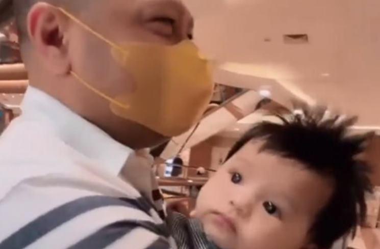 Potret Ameena Makan Malam Bareng Krisdayanti dan Raul Lemos. (Instagram/krisdayantilemos)