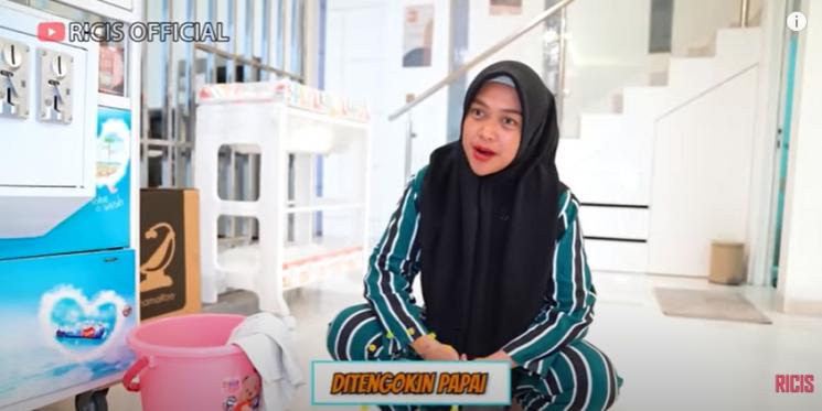 Potret Ria Ricis Ngepel Jongkok Demi Posisi Bayi. (YouTube/Ricis Official)