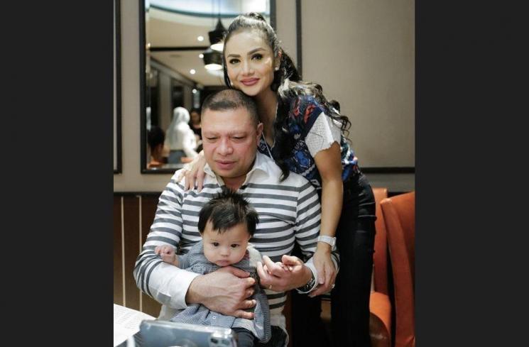 Potret Ameena Makan Malam Bareng Krisdayanti dan Raul Lemos. (Instagram/krisdayantilemos)