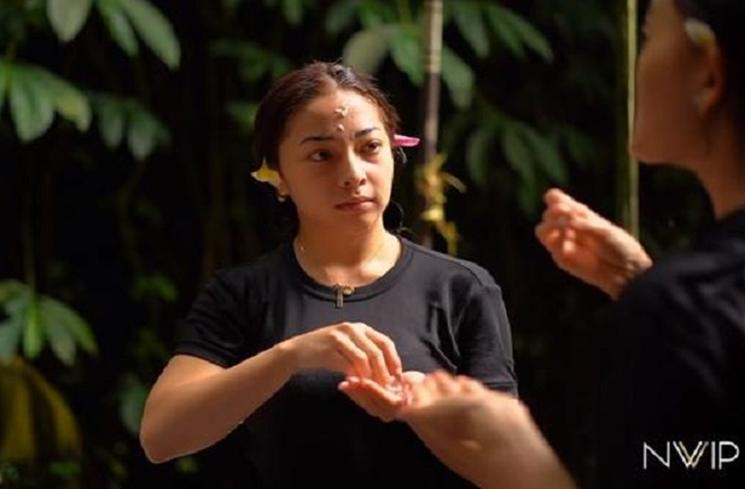 Artis Jalani Prosesi Melukat di Bali (YouTube Nikita Willy Official)