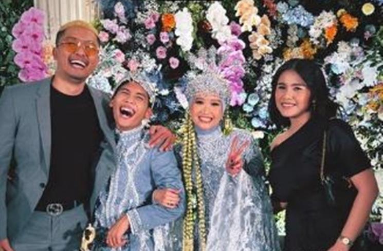 Gaya Seleb Hadiri Nikahan Bintang Emon (Instagram/@uusbiasaaja)