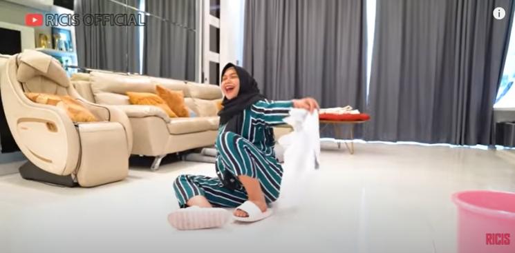 Potret Ria Ricis Ngepel Jongkok Demi Posisi Bayi. (YouTube/Ricis Official)