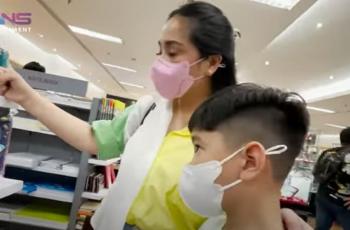 11 Momen Nagita Slavina Belanja Keperluan Sekolah Rafathar, Borong Alat Tulis dan Sepatu