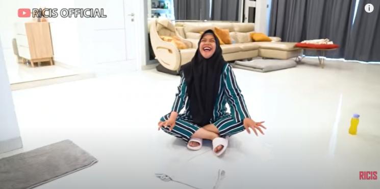 Potret Ria Ricis Ngepel Jongkok Demi Posisi Bayi. (YouTube/Ricis Official)