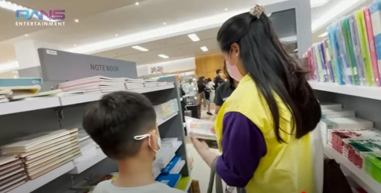 Momen Nagita Slavina Belanja Keperluan Sekolah Rafathar. (YouTube/RANS Entertainment)