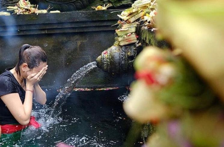 Artis Jalani Prosesi Melukat di Bali (instagram/@aurakasih)