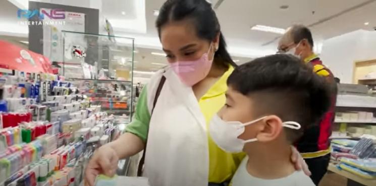 Momen Nagita Slavina Belanja Keperluan Sekolah Rafathar. (YouTube/RANS Entertainment)