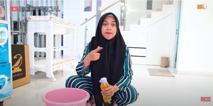 Potret Ria Ricis Ngepel Jongkok Demi Posisi Bayi. (YouTube/Ricis Official)