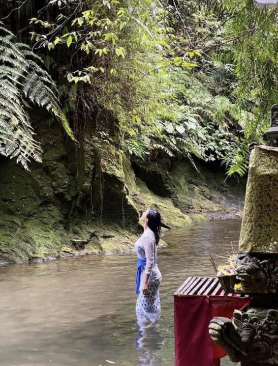 Artis Jalani Prosesi Melukat di Bali (instagram/@ralineshah)