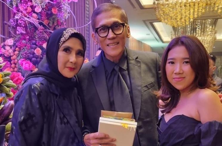Gaya Seleb Hadiri Nikahan Bintang Emon (Instagram/@kikysaputri)