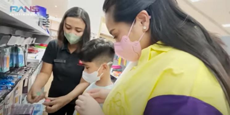 Momen Nagita Slavina Belanja Keperluan Sekolah Rafathar. (YouTube/RANS Entertainment)