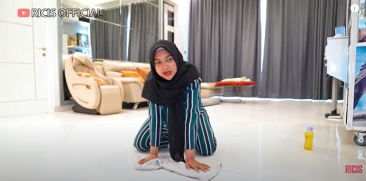 Potret Ria Ricis Ngepel Jongkok Demi Posisi Bayi. (YouTube/Ricis Official)