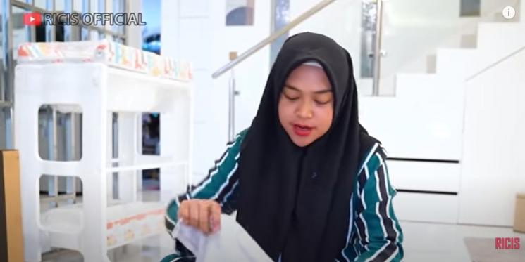 Potret Ria Ricis Ngepel Jongkok Demi Posisi Bayi. (YouTube/Ricis Official)