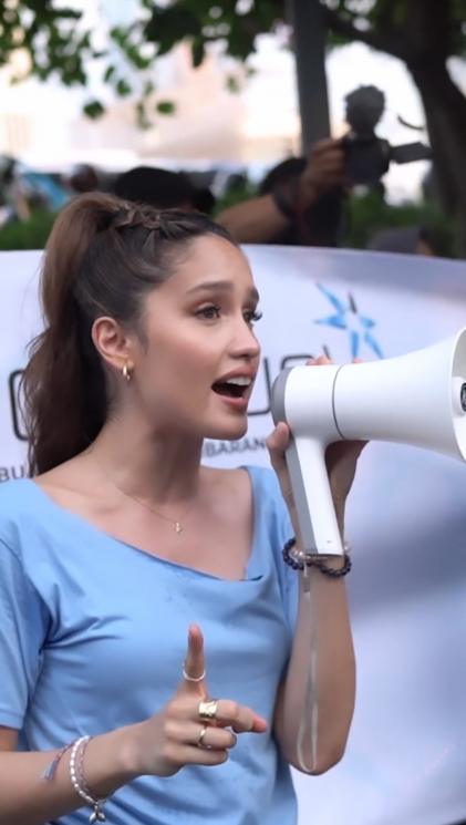 Momen Cinta Laura Pungut Sampah di Citayam Fashion Week (Instagram/claurakiehl)