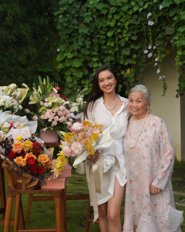 Potret Raline Shah Bersama Sang Nenek. (Instagram/roseline_abu)