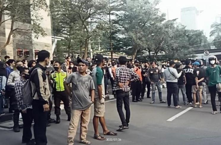 Penjaga Parkir dan Dishub adu mulut di Dukuh Atas. (MataMata.com/Rena Pangesti)