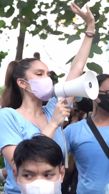 Momen Cinta Laura Pungut Sampah di Citayam Fashion Week (Instagram/claurakiehl)