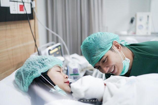 Momen Ria Ricis Melahirkan Anak Pertama. (Instagram/okisetianadewi)