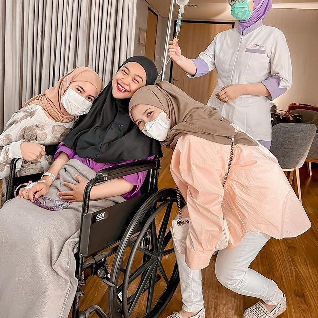 Momen Ria Ricis Melahirkan Anak Pertama. (Instagram/nidyadonat)