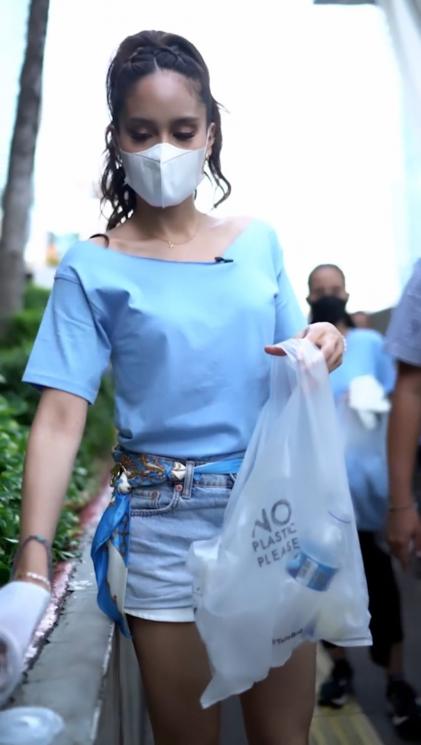 Momen Cinta Laura Pungut Sampah di Citayam Fashion Week (Instagram/claurakiehl)