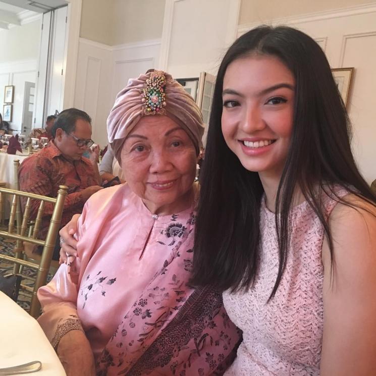 Potret Raline Shah Bersama Sang Nenek. (Instagram/roseline_abu)