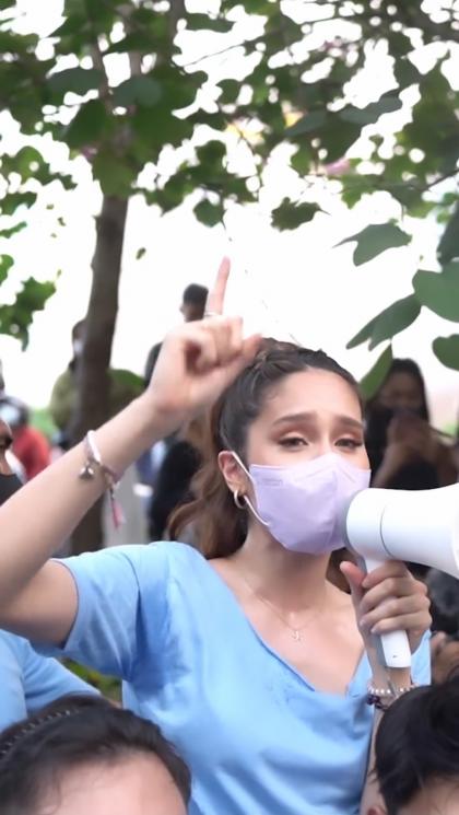 Momen Cinta Laura Pungut Sampah di Citayam Fashion Week (Instagram/claurakiehl)