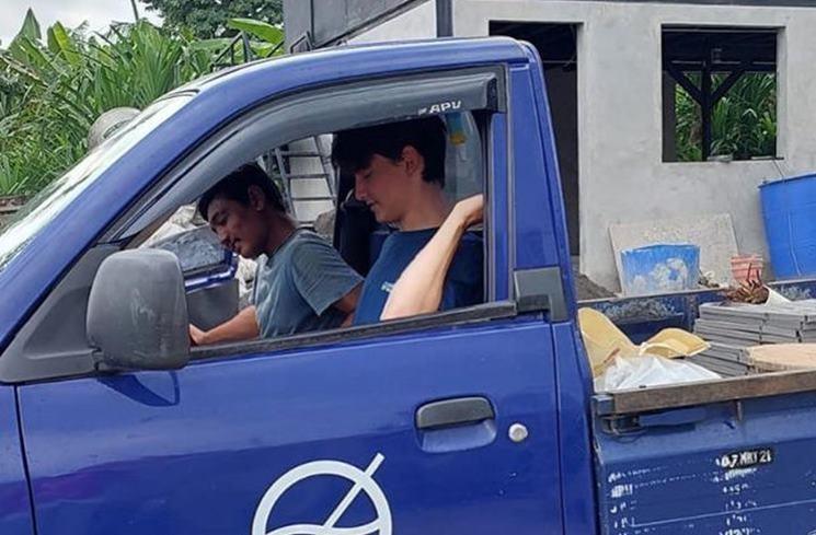 Potret Kiran Cucu Presiden Soekarno Bersih-Bersih Sungai. (Instagram/kartikasoekarnofoundation)