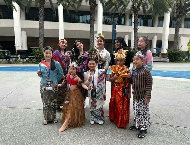 Potret Arsy Hermansyah Berkebaya di Amerika. (Instagram/wcopa.indonesia)