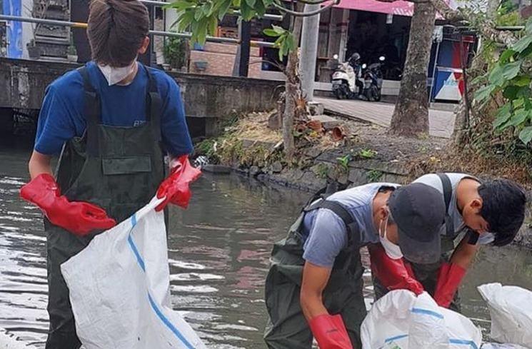 Potret Kiran Cucu Presiden Soekarno Bersih-Bersih Sungai. (Instagram/kartikasoekarnofoundation)
