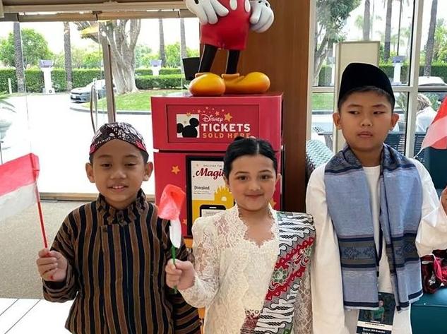 Potret Arsy Hermansyah Berkebaya di Amerika. (Instagram/wcopa.indonesia)