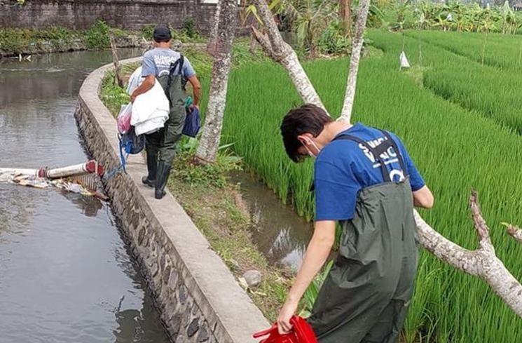 Potret Kiran Cucu Presiden Soekarno Bersih-Bersih Sungai. (Instagram/kartikasoekarnofoundation)