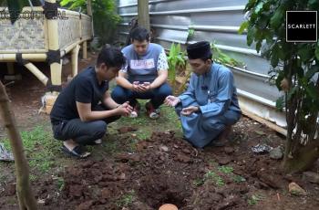 10 Momen Teuku Ryan Kubur Ari-ari Baby R di Pesantren, Penuh Makna Tak Asal Mengubur