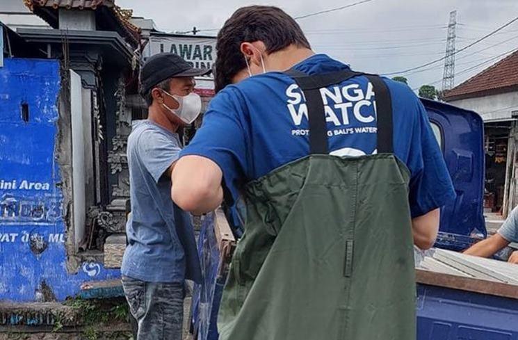 Potret Kiran Cucu Presiden Soekarno Bersih-Bersih Sungai. (Instagram/kartikasoekarnofoundation)