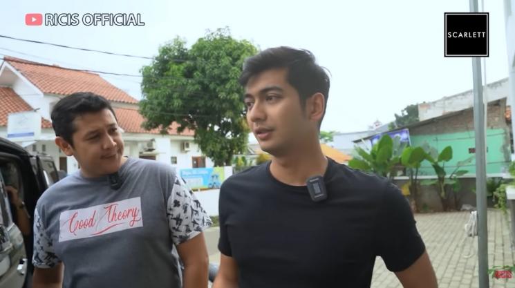 Momen Teuku Ryan kubur ari-ari Baby R. (YouTube/Ricis Official) 