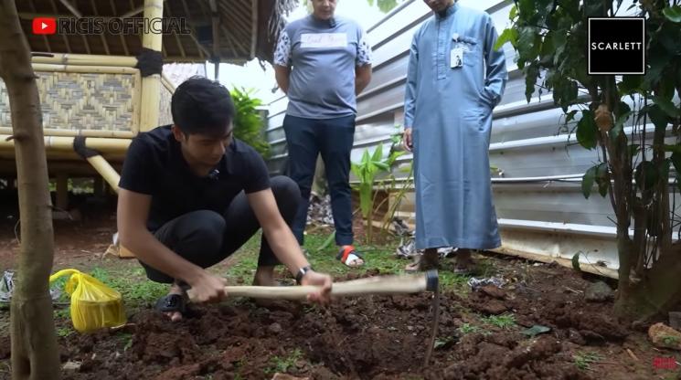Momen Teuku Ryan kubur ari-ari Baby R. (YouTube/Ricis Official) 