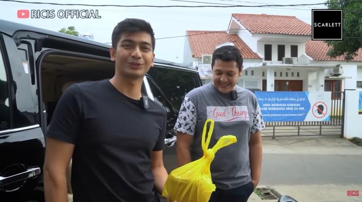 Momen Teuku Ryan kubur ari-ari Baby R. (YouTube/Ricis Official) 